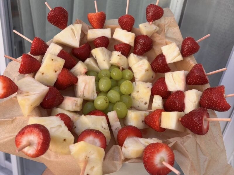 Brochettes de fraises, ananas et raisin