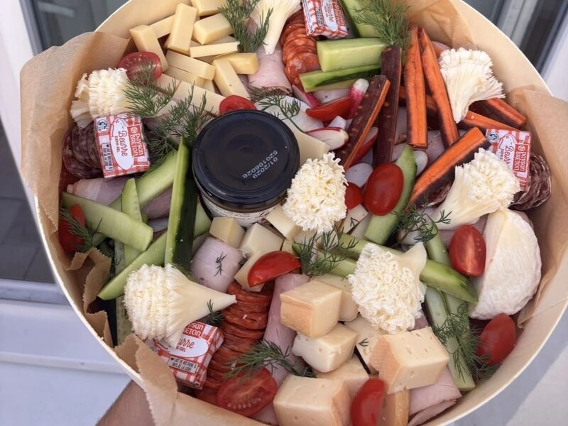 Planche apéritive garnie de charcuteries, fromages, crudités et beurre