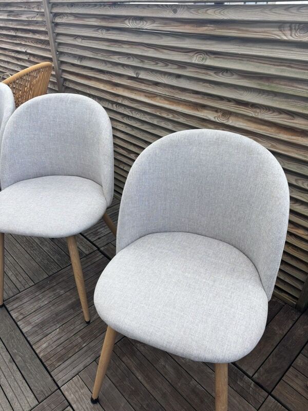 Les mêmes chaises en tissu propres après nettoyage