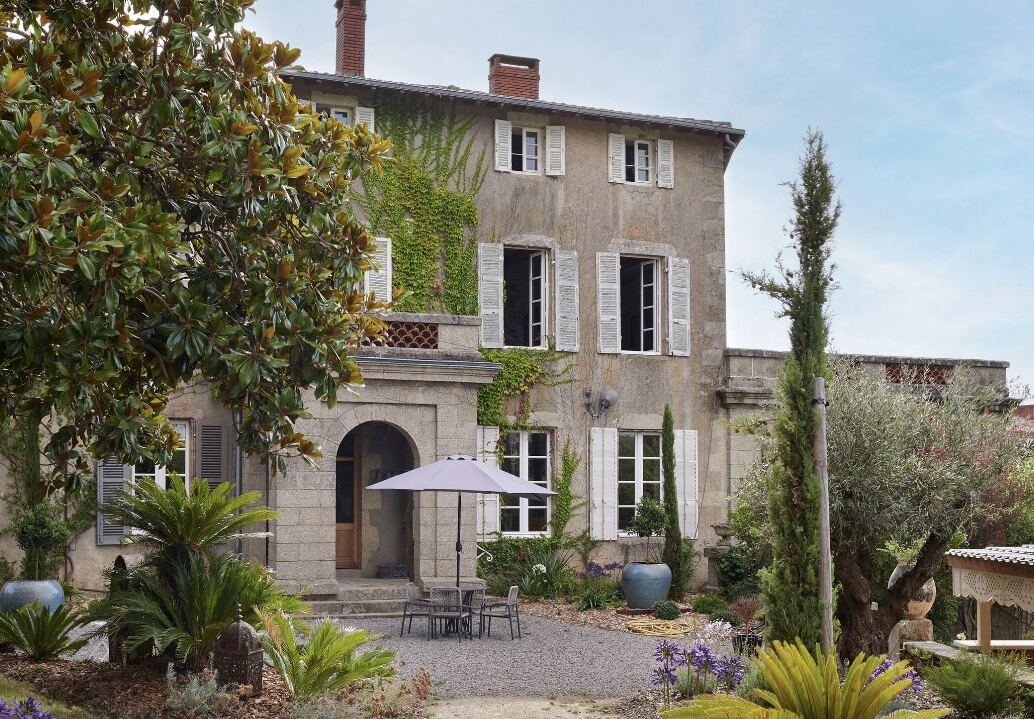 Façade en pierre d'une maison avec jardin méditerranéen