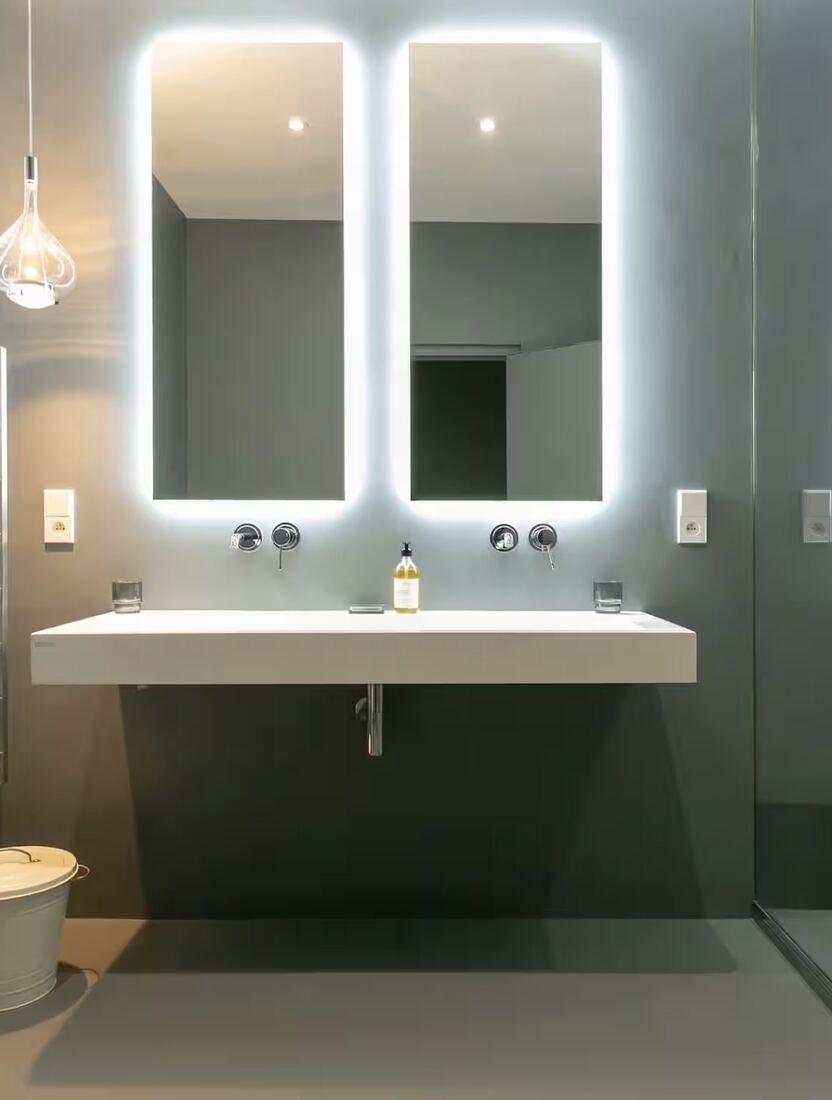 Salle de bains avec double miroir rétroéclairé