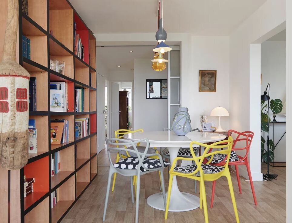 Salle à manger colorée avec bibliothèque rouge